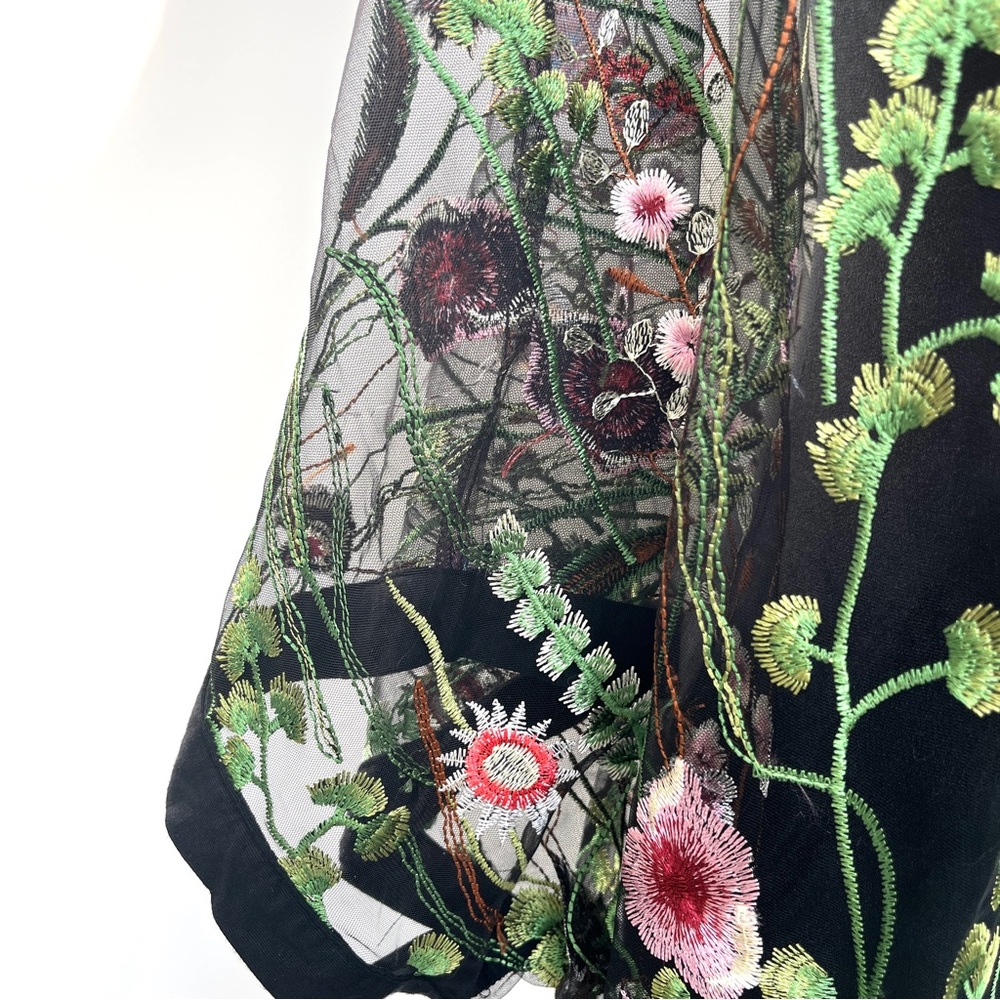 Kimono, botanical embroidery, beautiful detail. One size, new with tag. - Picture 9 of 12